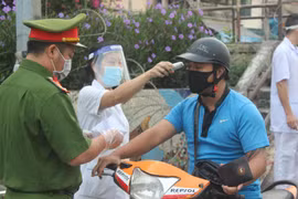 Những hình ảnh kiểm tra giấy đi đường trong ngày đầu giãn cách lần thứ 4