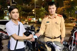 Sau 2 năm bị mất xe máy, vui mừng được CSGT tìm thấy mời lên nhận lại