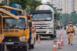 Chặn đứng "hung thần" gây tai nạn, xử lý nghiêm xe quá tải, rơi vãi phế thải trên đường phố