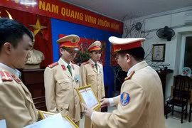 CSGT dùng xe chuyên dụng đưa người dân về đoàn tụ cùng gia đình