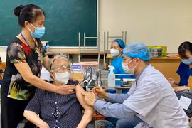Luật sư nói gì về vụ “không tiêm vaccine phải làm cam kết” ở phường Hoàng Liệt, quận Hoàng Mai, Hà Nội?