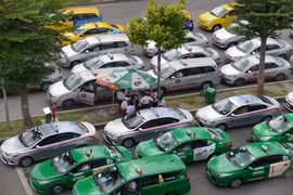 Sẽ tăng nặng mức phạt đối với lái xe taxi "chặt chém" khách?