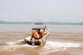 "Đi săn" tàu cuốc hút cát trộm trên sông Hồng