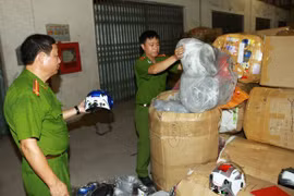 Thu giữ hơn 5.000 mũ bảo hiểm không đạt chuẩn