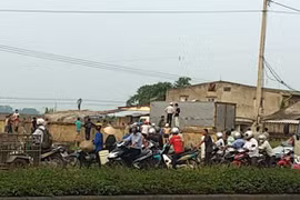Điện phóng chết người đàn ông đứng trên nóc ô tô
