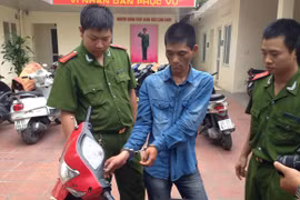 Cận mặt tên trộm dùng vam phá khóa xe máy