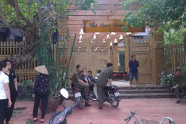 Một giám đốc chết trong tư thế treo cổ