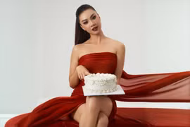 Á hậu Kim Duyên tạo dáng trong 1 mảnh lụa làm nên chiếc váy cho “nữ thần”