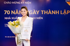 Vũ Thu Phương tặng hai tủ sách cho học sinh Nam Định