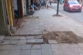 Dân phố cổ thêm khổ vì… đào đường