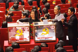 Hình ảnh bỏ phiếu bầu Ban Chấp hành Trung ương khóa XII