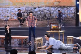 Việt Hương, Trấn Thành, Hoàng Mập thay phiên nằm, ngồi trên sân khấu