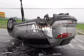 Xe con lật ngửa giữa đường sau cú va chạm với xe tải