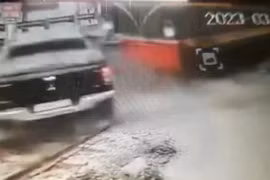 Clip: Ô tô bị hất văng khi băng qua đường sắt thiếu quan sát