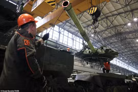 Nhà máy Uralvagonzavod dồn toàn lực sản xuất xe tăng cho quân đội Nga