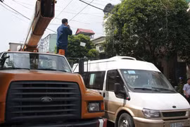 1 thanh niên bị điện giật treo trên cây khi trang trí Noel