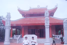 Viếng Nhà tưởng niệm Chủ tịch Hồ Chí Minh ở đảo Trường Sa Lớn