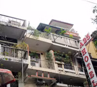 Bị doạ cưỡng bức, cô gái leo lên nóc nhà 5 tầng trốn trong đêm lạnh giá
