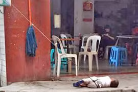 Bà trói cháu 2 tuổi trước cửa hàng