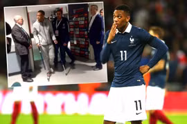 M.U lo sốt vó khi Martial chống nạng rời Wembley