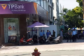Nhanh chóng bắt giữ đối tượng dùng xăng đe dọa cướp ngân hàng