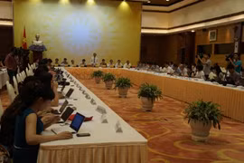 Đấu tranh kiên quyết hơn, bằng biện pháp hòa bình