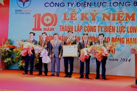 Công ty Điện lực Long Biên đón nhận phần thưởng cao quý