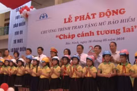 Tặng hơn 1.000 mũ bảo hiểm chất lượng cao cho giáo viên, học sinh