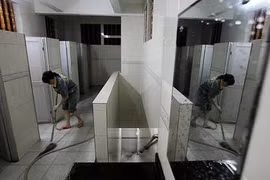 Sinh con trong toilet, rồi bỏ mặc