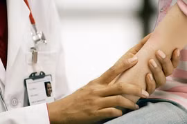Trẻ mắc bệnh viêm khớp dễ bị nhiễm trùng bệnh viện