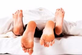 Mất ngủ triền miên vì tiếng “mây mưa” của hàng xóm