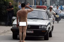 Khỏa thân giữa đường, chọc ghẹo cảnh sát
