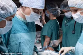 Bất cẩn trong khi đỡ đẻ, bác sĩ làm đứt rời đầu thai nhi