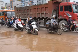 Người và xe cùng lội bùn trên đường Phạm Hùng 