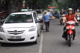 Ô tô vẫn đỗ tràn lan trên các tuyến phân làn