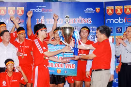 Thắng luân lưu nghẹt thở, THPT Nguyễn Thị Minh Khai đoạt Cúp vô địch