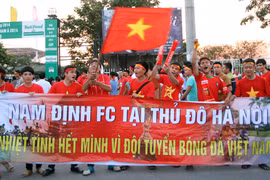 Người hâm mộ đổ dồn về sân Mỹ Đình "tiếp lửa" U19 Việt Nam