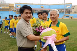 Giao hữu bóng đá ấm tình đồng đội