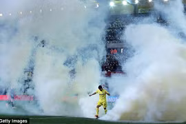 La Liga: Bom khói “oanh tạc” khán đài El Madrigal