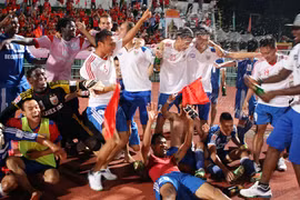 Cầu thủ Bình Dương ngập trong champagne và mưa tiền thưởng