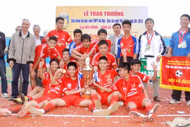 THPT Lômônôxốp lên ngôi vô địch đầy ngoạn mục