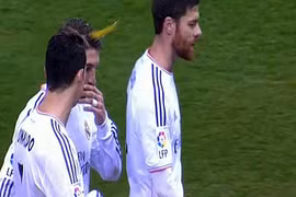 Ronaldo bị “không kích” bằng bật lửa ở Vicente Calderon