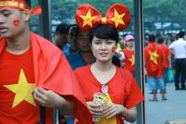 Cờ đỏ sao vàng phủ đỏ Mỹ Đình trong trận chung kết U19 Việt Nam - U19 Nhật Bản