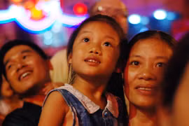 Hải Phòng: Biển người chen chân xem pháo hoa