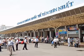 Sét đánh hỏng 1 đường băng sân bay Tân Sơn Nhất