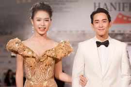 Người đẹp truyền thông Ngọc Vân tình tứ khoác tay Hứa Vĩ Văn trên thảm đỏ