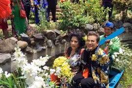 MC Thanh Bạch dùng thuyền rước "bà trùm" Thuý Nga trong đám cưới