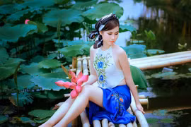 "Cô Tấm" Thanh Trang khoe lưng trần gợi cảm giữa đầm sen