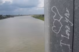 Xem tình yêu vắt trắng thành cầu