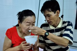 Lòng chung tình của chồng cô gái hóa thành bà lão